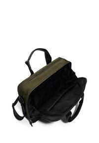Olijfgroene nylon tas met zwarte accenten, ritssluiting, twee bovenhandvatten en meerdere binnenvakjes voor georganiseerde opberging.