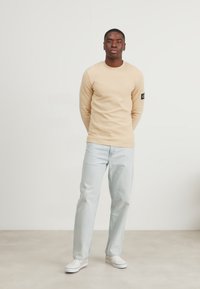 Calvin Klein Jeans BADGE TEE - Hosszú ujjú felső - warm sand