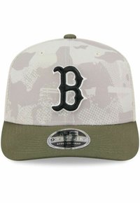 Baseball-Cap mit einem Camouflage-Muster in hellen Farbtönen. Mit einer gestickten schwarzen "B"-Logo und einem olivgrünen Schirm. Stretch-Snap-Design.