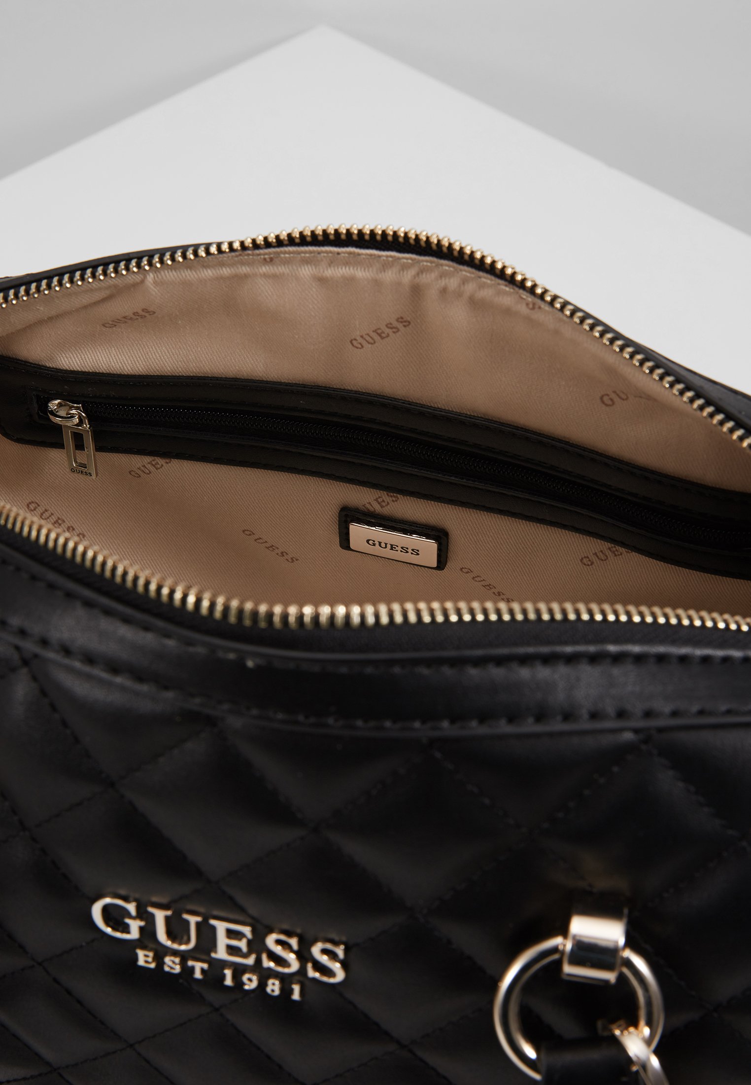 Guess MELISE BOX SATCHEL Håndveske black Zalando.no Guess MELISE BOX SATCHEL Håndveske red Zalando.no