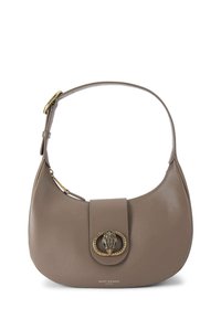 Borsa a mano in pelle color talpa con forma curva, ferrature dorate e dettaglio con chiusura a scatto. Presenta una tracolla larga e una texture liscia.