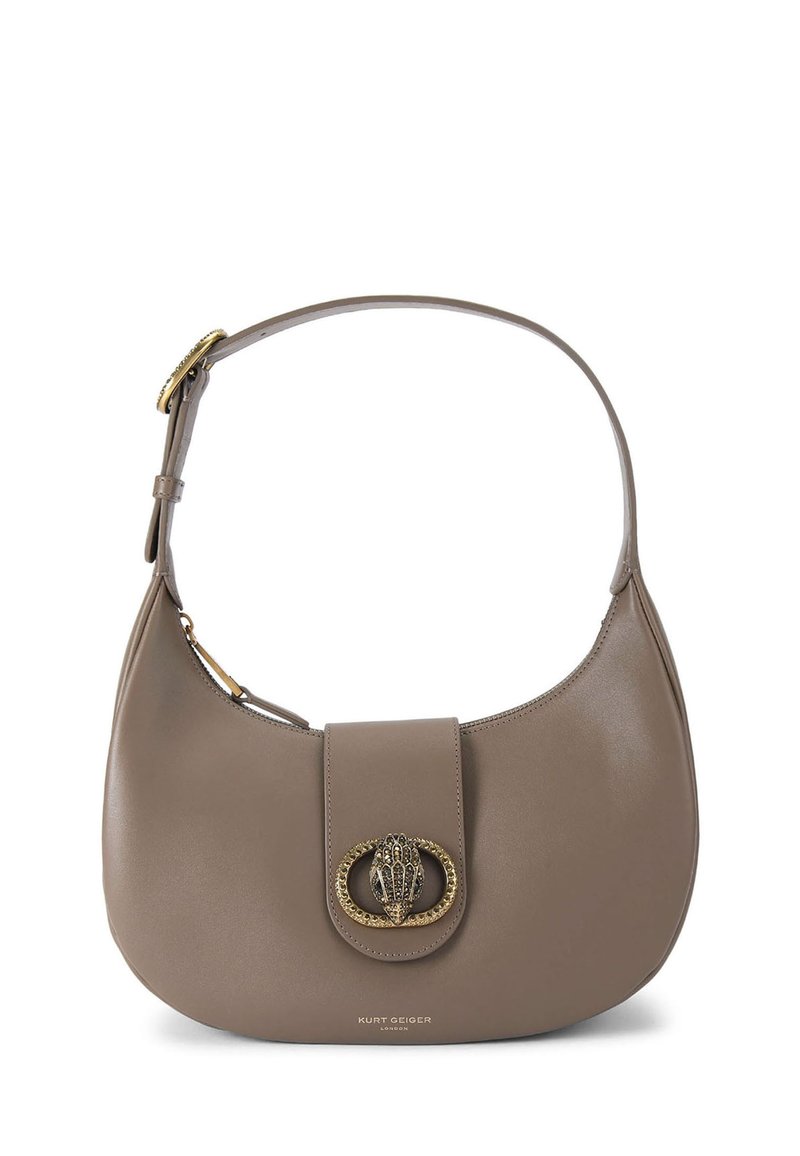 Borsa a mano in pelle color talpa con forma curva, ferrature dorate e dettaglio con chiusura a scatto. Presenta una tracolla larga e una texture liscia.