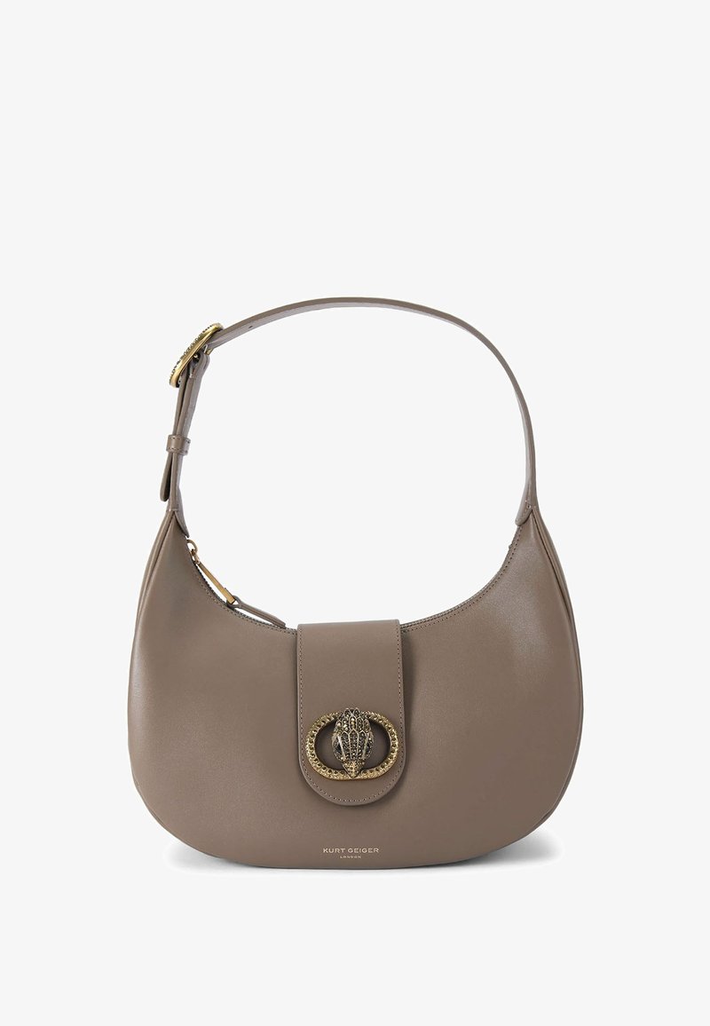 Taupekleurige leren handtas met een gebogen vorm, gouden accenten en een sluitingsdetail. Voorzien van een brede schouderband en een gladde textuur.