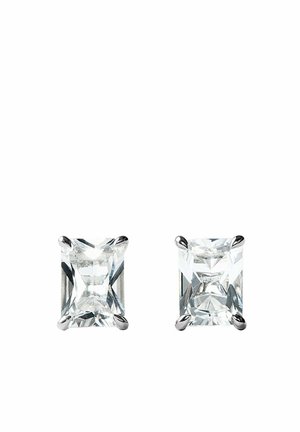 Par de pendientes de botón con piedras rectangulares transparentes y engastes de plata con garras sobre fondo blanco.