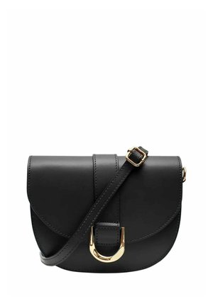 Sac bandoulière en cuir noir avec rabat courbé, boucle dorée et bandoulière réglable sur fond blanc.