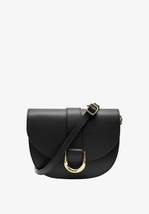 Sac bandoulière en cuir noir avec rabat courbé, boucle dorée et bandoulière réglable sur fond blanc.