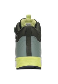 Grün und grau hoch geschnittene Sneakers aus strukturiertem Material, mit gelben Akzenten, einem gepolsterten Kragen und verstärktem Fersenbereich. Verfügt über eine Zuglasche an der Rückseite.