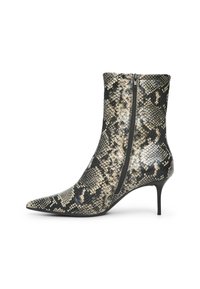 Stivale alla caviglia in pelle di serpente con punta affusolata e tacco a stiletto sottile. Presenta una cerniera laterale e un motivo texturizzato in bianco e beige.