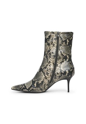Stivale alla caviglia in pelle di serpente con punta affusolata e tacco a stiletto sottile. Presenta una cerniera laterale e un motivo texturizzato in bianco e beige.