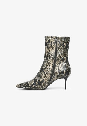 Schlangenleder-Ankle-Boot mit spitzem Zehenbereich und schlankem Stiletto-Absatz. Verfügt über einen seitlichen Reißverschluss und ein strukturiertes, schwarz-beiges Muster.