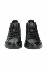 Černé kožené vysoké tenisky s texturovaným povrchem, vybavené plochými tkaničkami, polstrovaným límcem a gumovými podrážkami. Jednoduchý design bez viditelných log.