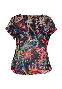 Camiseta de manga corta en un fondo oscuro con patrones florales y paisley coloridos. Tejido ligero con un corte holgado y dobladillo curvado.