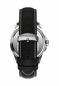 Montre Timex avec un bracelet en cuir noir orné de coutures blanches, un boîtier en acier inoxydable et une boucle en argent poli.
