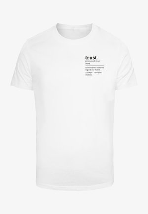 Biała bawełniana koszulka z czarnym napisem definiującym słowo "zaufanie" z fonetycznym zapisem i przykładowym użyciem. Okrągły dekolt, krótkie rękawy.