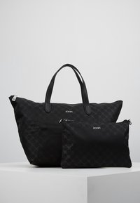 Czarna torba tote z teksturowanej tkaniny, z subtelnym wzorem, podwójnymi uchwytami i mniejszą dopasowaną kosmetyczką z zamkiem błyskawicznym.