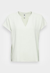 T-shirt verde chiaro a maniche corte con scollatura a V e superficie strutturata. Vestibilità casual con dettagli minimi e senza hardware visibile.