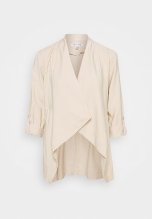 Beige Wickeljacke mit drapiertem Vorderteil, drei Viertel-Rollärmeln und glatter Stofftextur. Verfügt über Knopfakzente an den Ärmeln.