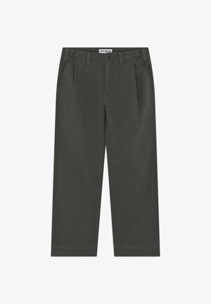 Cargo hlače v temno zeleni barvi, izdelane iz mešanice bombaža. Imajo nabore, stranske žepke in ravne noge z čistimi robovi.