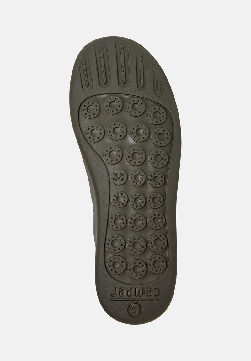 Suola di gomma verde con modelli di grip circolari, taglia 38 incisa e aree testurizzate per una maggiore trazione e flessibilità.