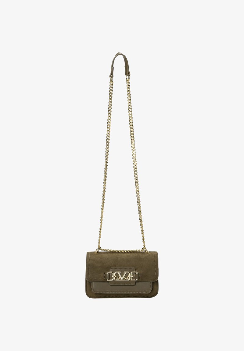 Grüne Wildleder-Crossbody-Tasche mit einer goldenen Kettenriemen, ausgestattet mit einem goldfarbenen Hardware-Verschluss auf der Vorderseite, rechteckiger Form und glatter Textur.