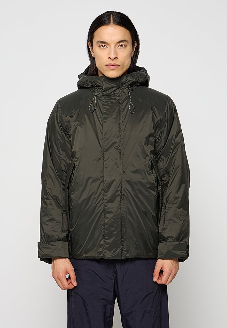 Veste matelassée verte avec capuche, en tissu lisse et brillant, fermeture éclair à l'avant et poignets élastiques pour chaleur et confort.