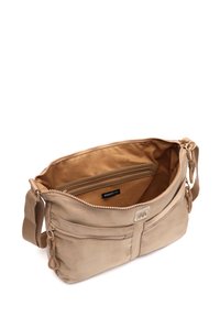 Béžová crossbody kabelka vyrobená z mäkkého materiálu s dvoma prednými zipsovými vreckami a hlavnou priehradkou. Obsahuje béžovú podšívku a nastaviteľný popruh.