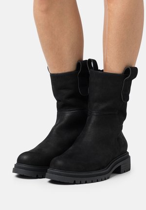 Classic ankle boots - black