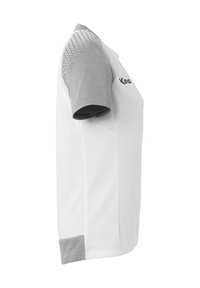 Maglietta sportiva bianca con maniche corte grigie, caratterizzata da un motivo geometrico sulla spalla e un logo sulla parte anteriore. Vestibilità strutturata.