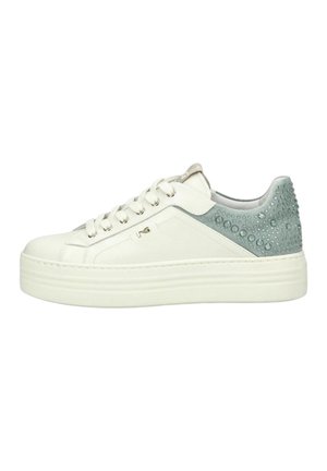 Scarpa da ginnastica bianca bassa con suola spessa, lacci bianchi, piccolo logo metallico e pannello sul tallone verde petrolio con motivi circolari.