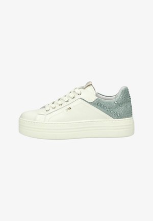 Scarpa da ginnastica bianca bassa con suola spessa, lacci bianchi, piccolo logo metallico e pannello sul tallone verde petrolio con motivi circolari.