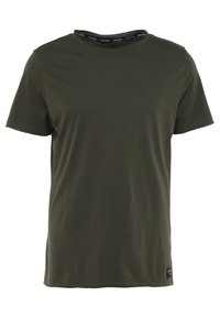 Olivově zelené tričko s krátkými rukávy vyrobené z měkké látky. Má kulatý výstřih a malou značkovou etiketu na dolní straně.