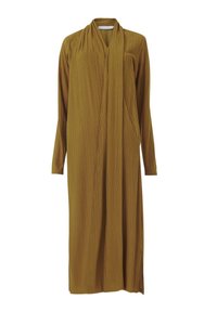Vestido largo de color mostaza hecho de tela plisada con un diseño envolvente, mangas largas y un bolsillo lateral oculto.