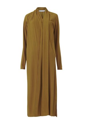 Vestido largo de color mostaza hecho de tela plisada con un diseño envolvente, mangas largas y un bolsillo lateral oculto.
