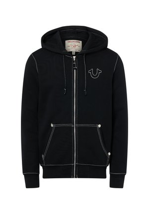 Zwarte capuchontrui met ritssluiting, witte contrasterende stiksels, voorzakken, een capuchon met trekkoord en een klein True Religion hoefijzerlogo op de borst.