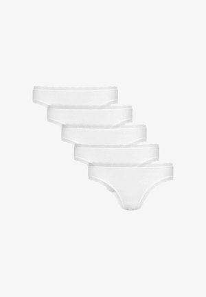 Canotta bianca con rifiniture in pizzo e coordinato intimo in pizzo bianco. Il tessuto è morbido e liscio, con un design aderente.