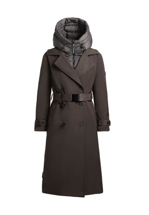 Długi brązowy trench coat z podwójnymi guzikami i paskiem w talii. Posiada odczepiany szary kaptur puchowy dla dodatkowego ciepła.