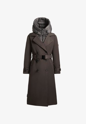 Langer brauner Trenchcoat mit doppelter Knopfleiste und tailliertem Gürtel. Mit abnehmbarem grauem Steppkapuze für zusätzliche Wärme.