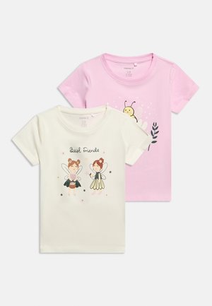 Dwie dziecięce koszulki: jedna kremowa z napisem „Najlepsze przyjaciółki” i wróżkami, druga różowa z uśmiechniętą pszczółką i kwiatowym wzorem.