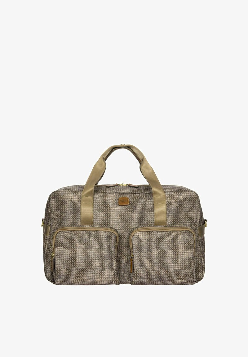 Sac de voyage en tissu texturé marron avec deux poches zippées à l'avant et des sangles synthétiques beiges. Il dispose d'une fermeture éclair sur le dessus et d'un accent logo.
