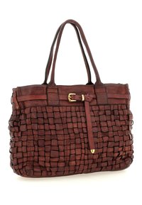 Borsa tote in pelle marrone intrecciata con due manici, dettaglio con fibbia dorata e superficie testurizzata, caratterizzata da un design spazioso e strutturato.