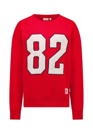 Rode sweatshirt met lange mouwen met grote witte cijfers 82, omlijnd in zwart aan de voorkant en een klein label vlakbij de zoom.