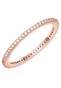 Rózsaarany gyűrű sima szalagnal, kicsi, kerek, tiszta kövekkel díszítve, amelyek prong foglalatban találhatók a felső élen.