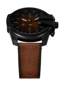 Montre chronographe noire avec un cadran marron foncé, des indicateurs argentés et un bracelet en cuir noir doté d'une touche de brun texturé.