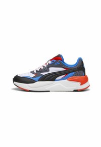 Sportcipő fehér hálós felsőrésszel, fekete és kék szintetikus betétekkel, piros részletekkel, valamint vastag fehér középtalppal, amelynek textúrázott részletei vannak.