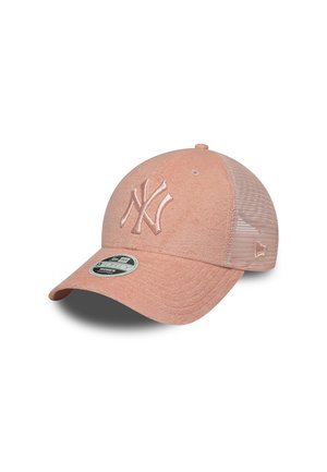 Gorra de béisbol rosa con un frente de tela texturizada y parte trasera de malla. Presenta un logo bordado en el frente y una visera curvada.