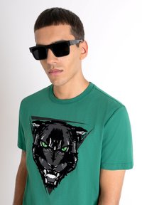 Antony Morato REGULAR FIT FLOCK AND INJECTION PRINT - Camiseta estampada - flag green
