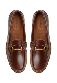 Mocassins en cuir marron ornés d'un accent chaîne dorée à l'avant, avec une finition lisse et un design à bout arrondi.