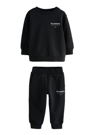 Čierny komplet s mikinou s dlhým rukávom a nohavicami s elastickými lemami a pásom, s bielym nápisom "ALLSAINTS" a japonskými znakmi na oboch kusoch.
