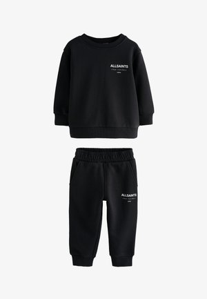 Sort sæt med langærmet sweatshirt og bukser med elastiske manchetter og taljebånd, med hvid "ALLSAINTS" tekst og japanske tegn på begge dele.