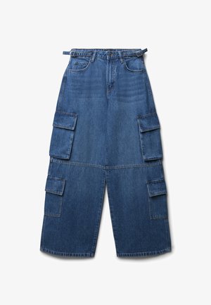 Blaue Denim-Cargohosen mit lockerer Passform, mehreren seitlichen Taschen, weitem Bein design und einem Gürtelloop an der Taille.